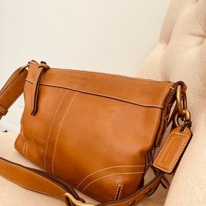 Coach shoulder bag. Tan leather.